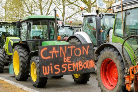 Foto de Estrasburgo, Francia - 30 de abril de 2021: Un convoy de más de mil tractores pasó lentamente por Estrasburgo, manifestándose en contra de las actuales negociaciones de la PAC en Bruselas. - Imagen libre de derechos