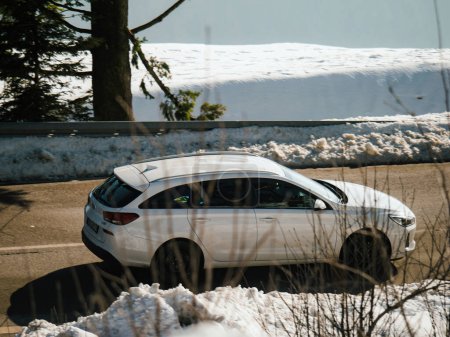Téléchargez les photos : Allemagne - 10 février 2023 : Une Hyundai i30 noire traverse la Forêt-Noire enneigée d'Allemagne par temps froid hivernal - en image libre de droit
