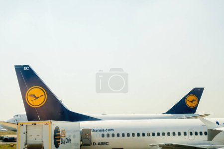 Téléchargez les photos : Allemagne - 6 juil. 2015 : Deux avions Lufthansa sur l'aire de trafic de leur destination en Allemagne, offrant un mode de transport pratique pour le transport aérien. - en image libre de droit