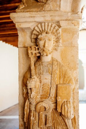 Foto de Esta antigua escultura de piedra de Jesús en el sur de Frances Cathedrale Saint Sauveur dAix captura una pieza única de historia y arte que representan las creencias pasadas. - Imagen libre de derechos