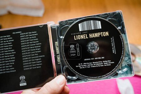 Téléchargez les photos : Paris, France - 11 mai 2023 : main de musicien tenant un disque SACD Super Audio Cd avec Lionel Hampton Supreme Jazz - écoute du son Hi-fi pur DSD - en image libre de droit