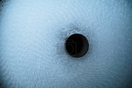 Foto de Un rollo grande de película de plástico gruesa y llena de aire utilizado para amortiguar y proteger objetos frágiles durante el envío. - Imagen libre de derechos