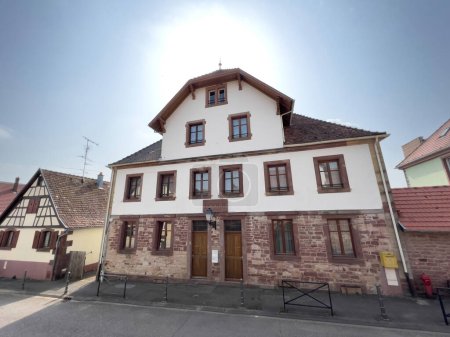 Foto de Una vieja escuela francesa en un pintoresco pueblo alsaciano, su entrada principal muestra orgullosamente la palabra Ecole traducida como Escuela. - Imagen libre de derechos