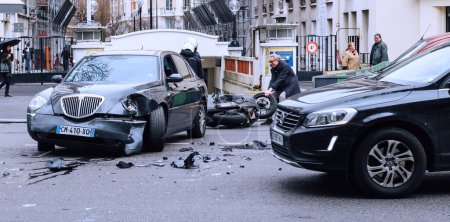 Téléchargez les photos : PARIS, FRANCE - 30 JAN 2018 : Accident de voiture sur la rue Paris entre la luxueuse limousine Lancia Thesis et le scooter cyclomoteur transportant du sang de transfusion médicale - rue de Courcelles - en image libre de droit