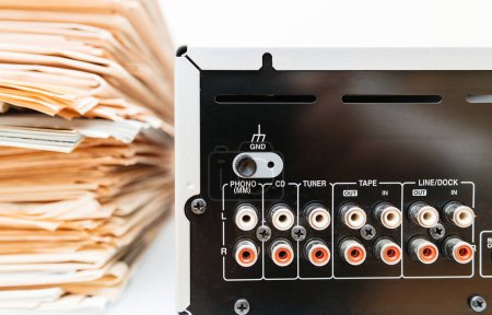 Foto de Un primer plano de un panel de equipos de audio con una variedad de componentes digitales y eléctricos, tales como conectores, tomas, enchufes para la fidelidad de sonido en el entretenimiento multimedia - Imagen libre de derechos