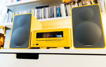 Foto de París, Francia - 2 de febrero de 2023: Un elegante sistema Onkyo CS-265 CD Hi-Fi Mini, montado en lujosos estantes Vitsoe 606 en una sala de estar de lujo. Combinación perfecta de colores y características para un sonido dulce - Imagen libre de derechos