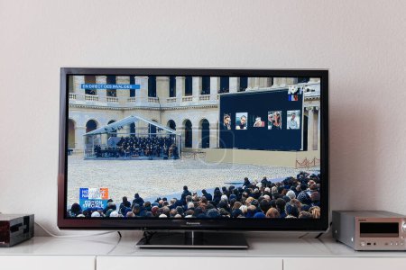 Foto de París, Francia - 25 de noviembre de 2015: Un grupo de hombres y mujeres, que incluye a políticos que representan a familias francesas afectadas por los atentados terroristas de París en 2015 - living room tv - Imagen libre de derechos