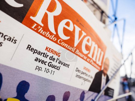Foto de París, Francia - 20 de marzo de 2023: Primer plano macro shot Revenu - el periódico bursátil con el acuerdo de Kering Gucci y el titular "seguir adelante con gucci" - Imagen libre de derechos