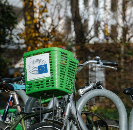 Téléchargez les photos : Strasbourg, France - Nov 22, 2022 : Un mode de transport avec un panier à vélo et le logo Green navettage du Parlement européen est idéal à vélo. - en image libre de droit