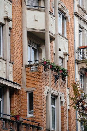 Téléchargez les photos : Explorez le quartier urbain d'Alsaces avec ce bâtiment moderne extérieur. Surplombant le quartier résidentiel, cet appartement en brique dispose d'un balcon et de fenêtres offrant une vue imprenable sur la ville.. - en image libre de droit