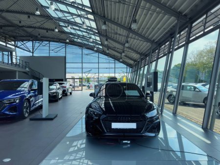 Téléchargez les photos : Allemagne - 1er mai 2023 : Luxe exposé dans une salle d'exposition automobile allemande. Une impressionnante limousine Audi noire, parfaite pour ceux qui désirent classe et style dans leur mode de transport. - en image libre de droit