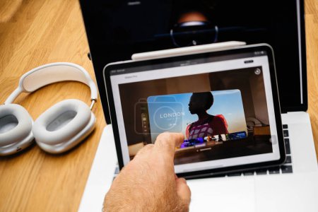 Téléchargez les photos : Paris, France - 6 juin 2023 : Table de salon créative avec page web d'Apple sur iPad Pro présentant l'exemple du casque XR à réalité mixte Apple Vision Pro sur la façon dont le contenu numérique se marie à l'espace physique de l'utilisateur - en image libre de droit