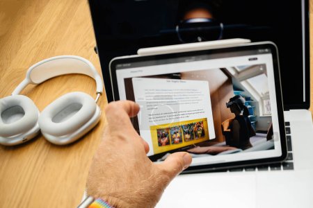 Foto de París, Francia - 6 de junio de 2023: Mesa creativa con la página web de Apple en el iPad Pro que muestra los auriculares XR de realidad mixta Apple Visión Pro. Con un precio de 3,499 USD - futuro de la informática - interactuar con la mano - Imagen libre de derechos