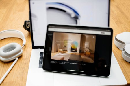 Foto de París, Francia - 6 de junio de 2023: Focus Lente de desplazamiento inclinable - Mesa creativa con página web de Apple en el iPad Pro que muestra los auriculares XR de realidad mixta Apple Visión Pro. Precio 3,499 USD - futuro de la informática - Imagen libre de derechos