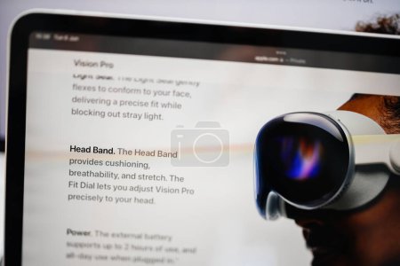 Téléchargez les photos : Paris, France - 6 juin 2023 : Table de salon créative avec page web d'Apple sur iPad Pro présentant un bandeau pour casque XR réalité mixte Apple Vision Pro. Prix 3,499 USD - avenir du calcul - en image libre de droit