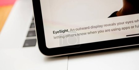 Foto de París, Francia - 6 de junio de 2023: Detalle de EyeSight en la página web de Apple en el iPad Pro mostrando los auriculares XR de realidad mixta Apple Visión Pro. Precio 3,499 USD - futuro de la informática - Imagen libre de derechos