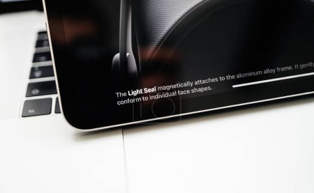 Téléchargez les photos : Paris, France - 6 juin 2023 : Description du sceau lumineux sur la page web d'Apple sur iPad Pro présentant le casque XR à réalité mixte Apple Vision Pro. Prix 3,499 USD - avenir du calcul - en image libre de droit