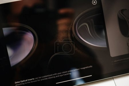 Foto de París, Francia - 6 de junio de 2023: Texto publicitario de Zeiss Optical Inserts personalizado para prescripción de visión para auriculares XR de realidad mixta Apple Visión Pro. Precio 3,499 USD - futuro de la informática - Imagen libre de derechos
