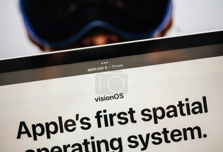 Téléchargez les photos : Paris, France - 6 juin 2023 : L'accent est mis sur le premier système d'exploitation spatial VisonOS Apple sur la page Web d'Apple sur iPad Pro pour un nouveau casque XR à réalité mixte Vision Pro. Prix 3,499 USD - - en image libre de droit