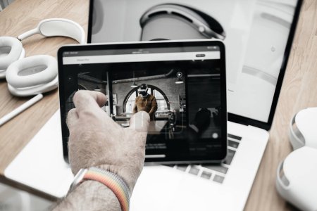 Téléchargez les photos : Paris, France - 6 juin 2023 : Table de salon créative avec page web d'Apple sur iPad Pro présentant un casque XR à réalité mixte Apple Vision Pro. Prix 3,499 USD - avenir du calcul - en image libre de droit