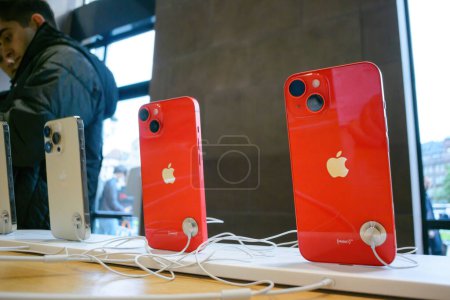 Foto de París, Francia - 22 de septiembre de 2022: iPhone SE rojo y iPhones Pro en una fila sentarse en la pantalla. Los clientes compran en una tienda Apple mientras una lente profesional lo captura todo. - Imagen libre de derechos
