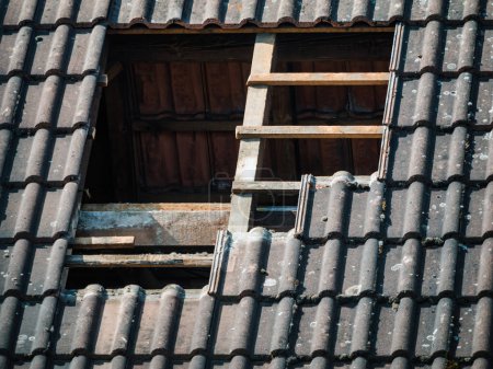 Téléchargez les photos : Nouvelle installation de fenêtre de style velux sur le toit extérieur du bâtiment avec maçonnerie et maçonnerie. - en image libre de droit
