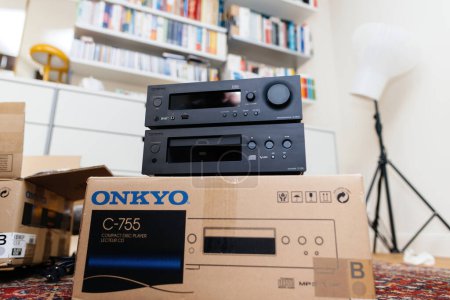 Foto de Frankfurt, Alemania - 14 de junio de 2023: Unbox Receptor estéreo de red Onkyo R-N855 de fabricación japonesa con reproductor de CD y conectividad a Internet para audio de alta gama. Pila de objetos héroe en el paquete de cartón - Imagen libre de derechos