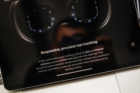 Foto de París, Francia - 6 de junio de 2023: Descripción del seguimiento ocular de precisión y respuesta en la página web de Apple en el iPad Pro que muestra los auriculares XR de realidad mixta Apple Visión Pro. Precio 3,499 USD - futuro de - Imagen libre de derechos