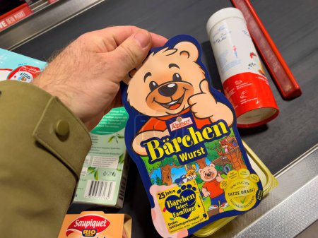 Téléchargez les photos : Allemagne, 4 mars 2023 : Dans un supermarché, une main achète des saucisses de REWE en Allemagne - fabriquées par Reinert Barchen Wurst - en image libre de droit