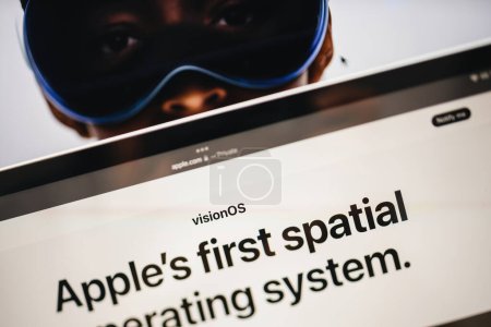 Foto de París, Francia - 6 de junio de 2023: Cambio de dirección centrado en el primer sistema operativo espacial de VisonOS Apple en la página web de Apple en el iPad Pro para nuevos auriculares Visión Pro XR de realidad mixta. Precio 3,499 USD - - Imagen libre de derechos