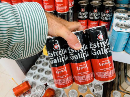 Téléchargez les photos : Mallorca, Espagne - 28 juin 2023 : Supermarché espagnol, un paquet de bouteilles de Estrella Galicia, une marque de boissons populaire. - en image libre de droit