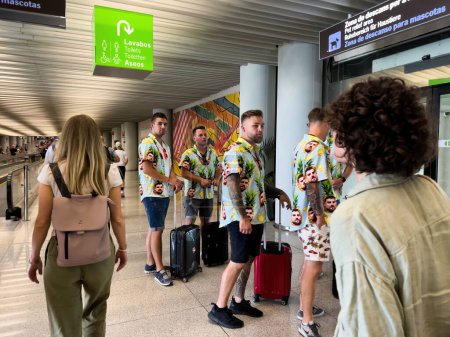 Téléchargez les photos : Mallorca, Espagne - 22 juin 2023 : Terminal occupé à l'aéroport de Majorque Amis en vêtements drôles, bagages et une zone de soulagement pour animaux de compagnie. Compagnonnage, aventure et amusement dans un aéroport animé. Majorque - en image libre de droit
