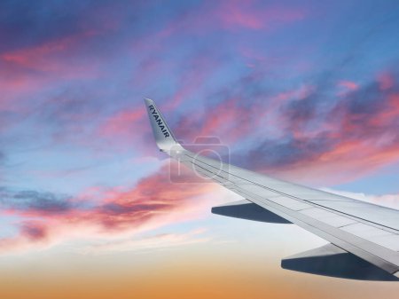 Foto de 22-jun-2023: Ala de avión rebanando a través del cielo azul, mientras el avión toma vuelo. Ryanair Airlines ofrece una experiencia de viaje de primera clase. Viaje eufórico por las nubes. - Imagen libre de derechos