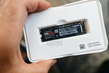 Foto de Frankfurt, Alemania - Jun 15, 2023: Descomprima la última SSD Samsung NVMe para almacenamiento de alto rendimiento. Aproveche velocidades increíblemente rápidas y características avanzadas. A prueba de futuro su experiencia informática con 990 - Imagen libre de derechos