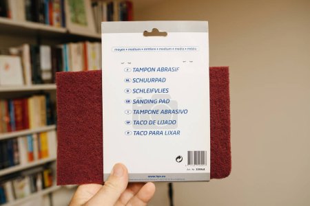 Foto de París, Francia - 3 de junio de 2023: Paquete de esponja manual masculina fabricado por HPS living room renovation background - Imagen libre de derechos
