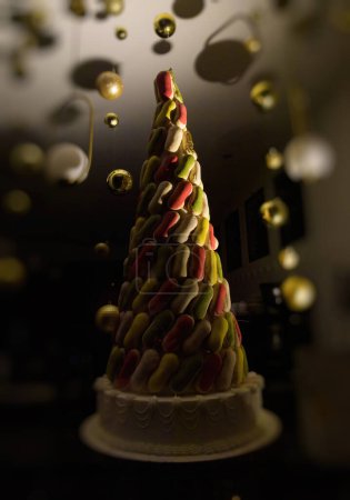 Foto de Un colorido surtido de deliciosos macarrones franceses sobre un fondo blanco, perfecto para celebraciones navideñas y ocasiones especiales. - Imagen libre de derechos