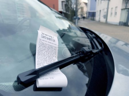 Téléchargez les photos : Kehl, Allemagne - Feb 18, 2023 : Verwarnung, Contravention Beau papier sur le pare-brise d'une voiture garée illégalement en Allemagne - en image libre de droit