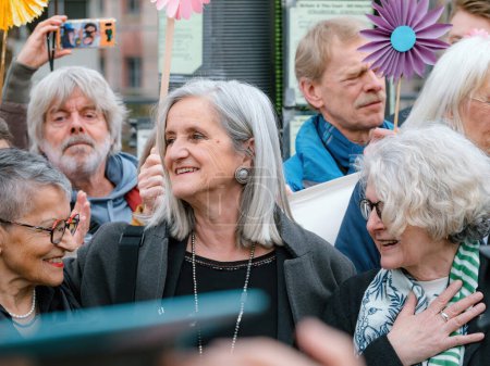 Foto de Estrasburgo, Francia - 29 de marzo de 2023: Un grupo de personas mayores suizas decididas a contentarse después de la decisión de la corte - protestan frente a la Corte Europea de Derechos Humanos, exigen acción contra el cambio climático desde - Imagen libre de derechos