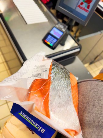Téléchargez les photos : Paris, France - 18 février 2023 : Morceau de saumon près du comptoir du supermarché en France, Auchan - en image libre de droit