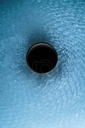 Foto de Un rollo grande de película de burbuja de aire de embalaje azul con un molde de color fresco, perfecto para proteger los artículos durante el envío. - Imagen libre de derechos