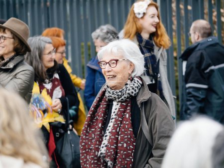 Foto de Estrasburgo, Francia - 29 de marzo de 2023: Vista lateral de las personas mayores suizas protestan pacíficamente frente a la Corte Europea de Derechos Humanos, sosteniendo pancartas mientras exigen acción contra el cambio climático desde - Imagen libre de derechos