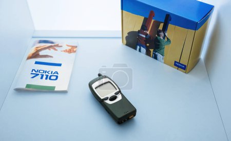Foto de Schiltach, Alemania - 14-jul-2022: Cartón y manual de teléfono de negocios Nokia 7110 vintage con diseño retro, teclado qwerty y pantalla monocromática. Símbolo perfecto de comunicación y movilidad - Imagen libre de derechos