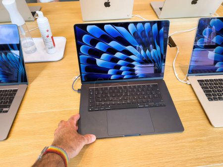 Foto de Estrasburgo, Francia - 10 de julio de 2023: Nuevo MacBook Air nuevo ordenador portátil gris espacial de 15 pulgadas en Apple Computers Store - Imagen libre de derechos