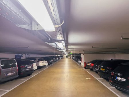 Foto de Frankfurt, Alemania - 21 / 07 / 2022: Una fila de vehículos de motor estacionados en la terminal 2 de los aeropuertos de Fráncfort del Meno, mostrando la ocupación del lugar durante las vacaciones - Imagen libre de derechos