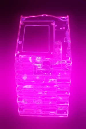 Foto de Efecto digital de rayos X de color rosa ver múltiples unidades de disco duro HDD moderna unidad de estado sólido SSD rápido colocado por encima de apilar los componentes para actualizar.. - Imagen libre de derechos