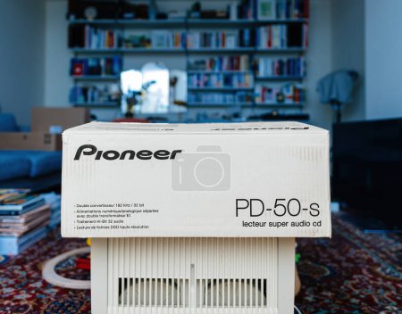 Foto de Hamburgo, Alemania - 24-jul-2023: Sala de estar con caja de cartón y nuevo reproductor de CD de audio SACD Pioneer PD-50-2 para música de alta fidelidad y audición - Imagen libre de derechos
