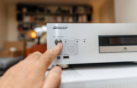 Foto de Hamburgo, Alemania - Jul 24, 2023: Activando el botón de espera Pure audo y hi-bit 32 texto en el Pioneer PD-50-2 super audio cd SACD player para música de alta fidelidad y audición - Imagen libre de derechos
