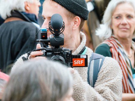 Téléchargez les photos : Strasbourg, France - 29 mars 2023 : SRF diffuse en direct lors d'une manifestation devant la Cour européenne des droits de l'homme, alors que les personnes âgées demandent aux gouvernements de l'UE de prendre des mesures contre le changement climatique - en image libre de droit