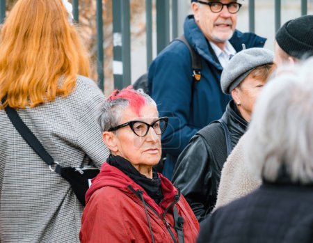 Téléchargez les photos : Strasbourg, France - 29 mars 2023 : Portrait d'une Suissesse âgée aux cheveux roux debout lors d'une manifestation devant la Cour européenne des droits de l'homme - en image libre de droit