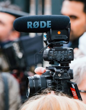 Téléchargez les photos : Strasbourg, France - 29 mars 2023 : Microphone monté sur une caméra Panasonic Lumix GH5 vue dans les mains de la chaîne de télévision Siss SRF - manifestation en direct à Strasbourg - en image libre de droit